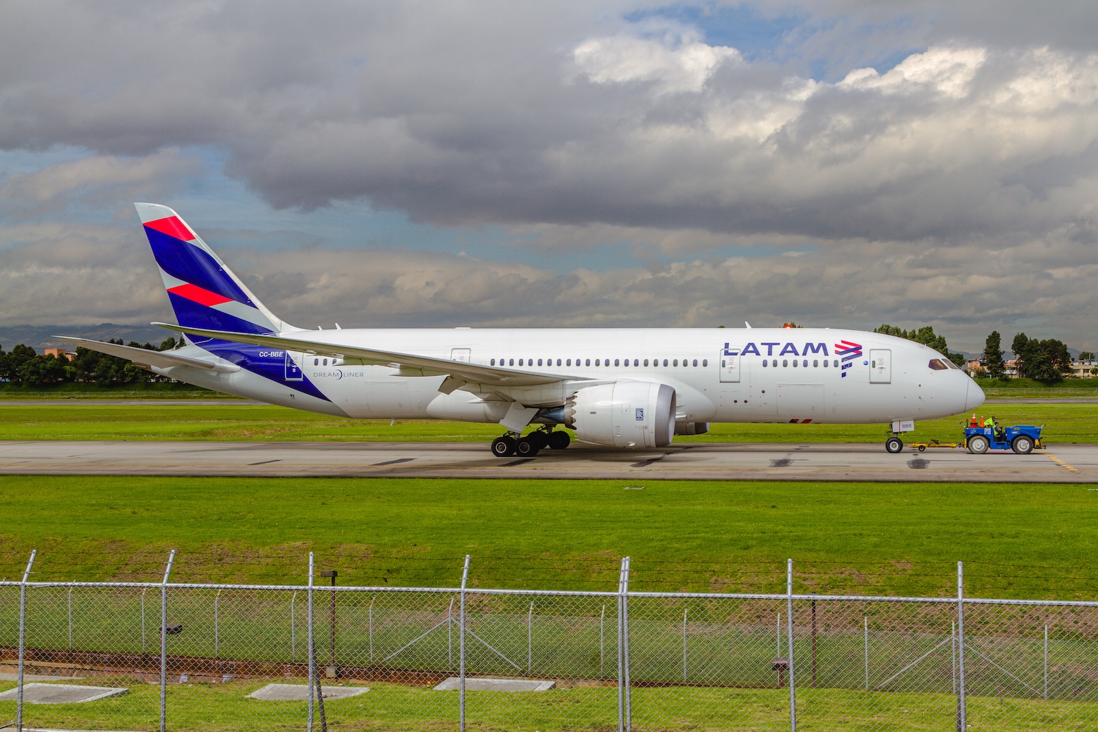 A LATAM 787 Dreamliner