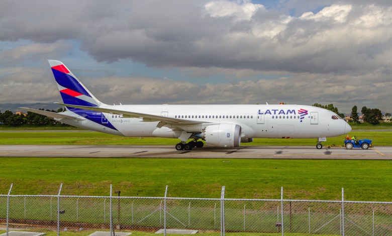 A LATAM 787 Dreamliner