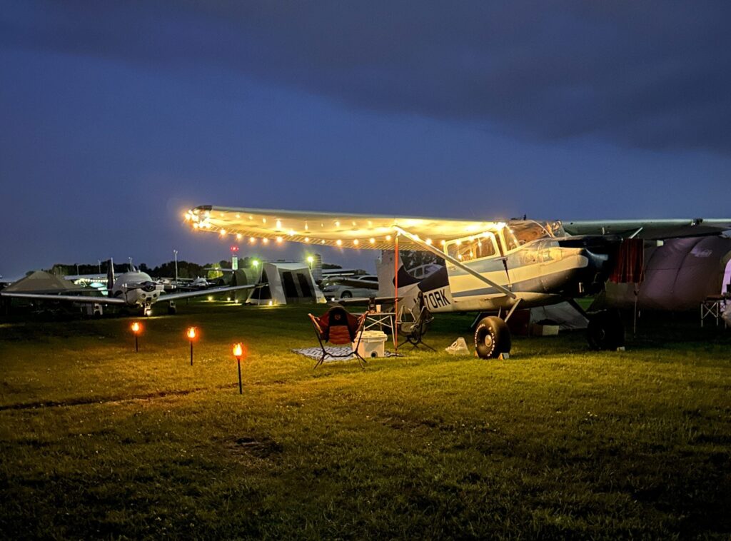 String lights with large bulbs and a warm color temperature make for a charming evening atmosphere. 
