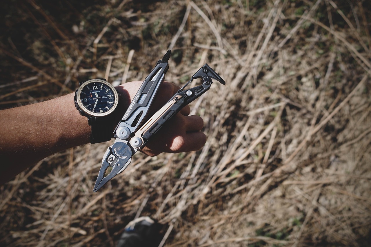 The type of knife a pilot chooses often depends on the kind of flying they do.