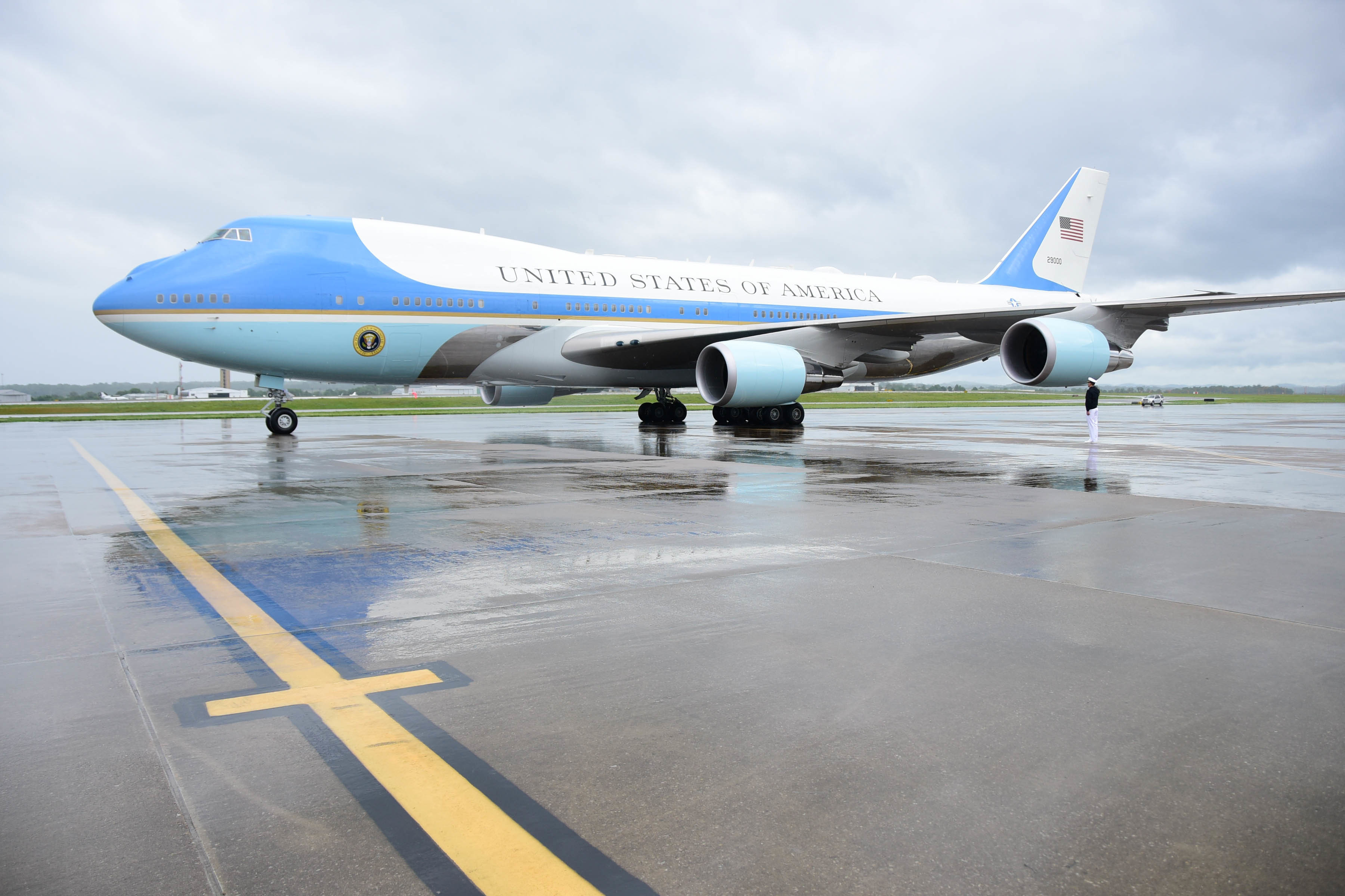 Mixed Messages On Retirement As Staffers Bid Farewell To VC-25A