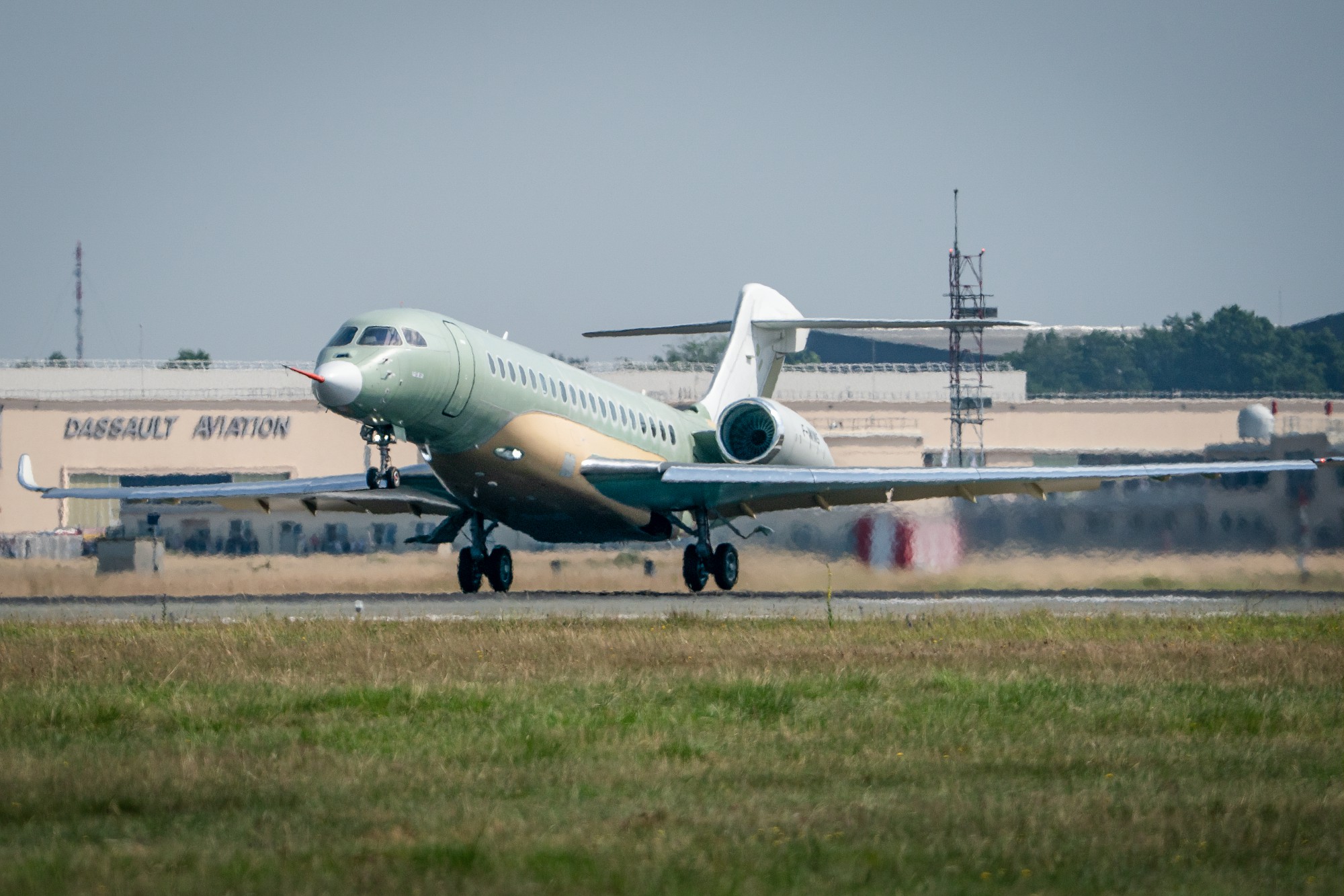 Dassault Falcon 10X Completes First Flight
